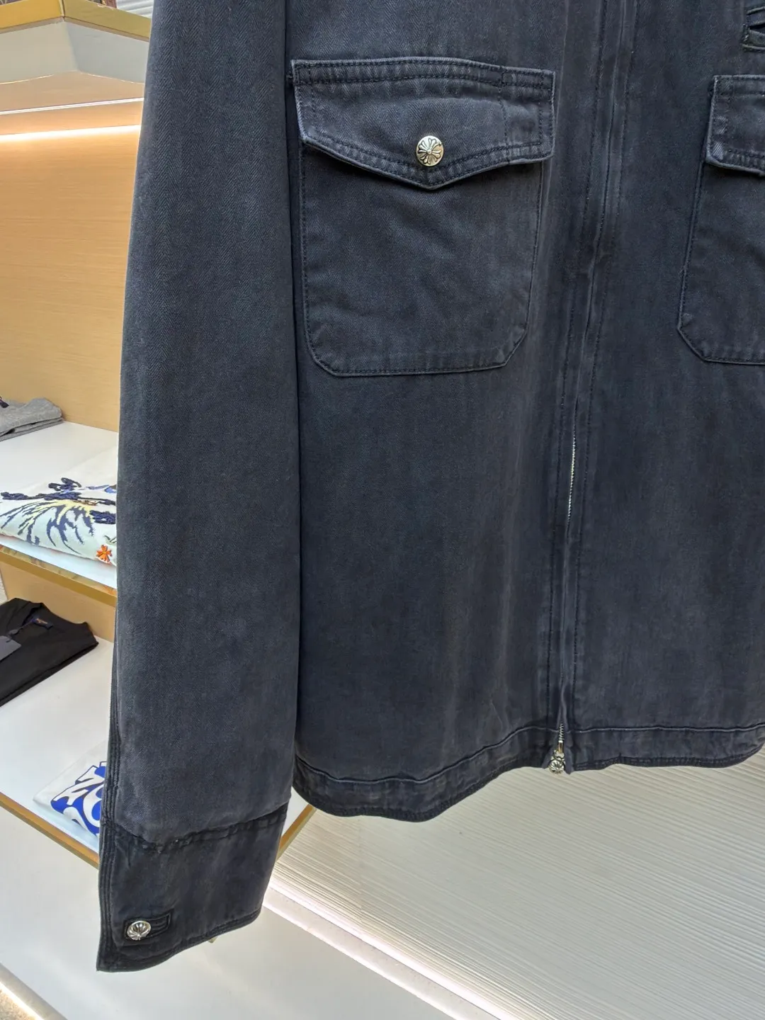 Chrome Hearts herringbone pattern washed work clothes ●Item number: 1682369-C65 ●Fabric: 100% cotton ●Technology: Washed production ●Color: washed gray ●Version: Fitted version ●Weight: about 1255 grams ●Size: S-M-L ●Description: The large body fabric is made of pure cotton fabric with herringbone pattern woven according to YB, which has a three-dimensional crisp effect. The lining is made of jacquard pure cotton fabric. Minimum order is ㎞. The garments are washed with natural gray effect (Chehao garments stayed in the washing factory for a month, and finally the results were perfect). Due to the difficulty of washing, the scrap rate is extremely high, and the spot goods should be cherished. The neckline is cut and cut using genuine sheepskin film, and the molded hardware is aged and oxidized. The overall wiring is straight and delicate, the fabric is comfortable and soft, and the color is consistent without color difference. It can be matched with the same style to create a fashionable look and control various occasions. Customized accessories, complete with three standards, same style for men and women!